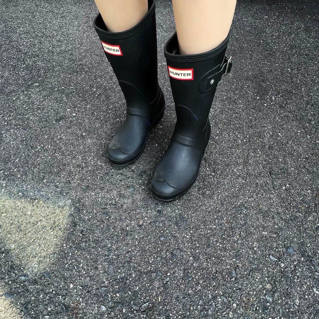 富久美玲のインスタグラム：「_ . 気付けば数年履いてなくて劣化☔️ . もう梅雨だし ちゃんと活用したいけど . なんか少年感が出たり畑感が、、、🤣 . 買ったはいいけど服装が難しいw .」
