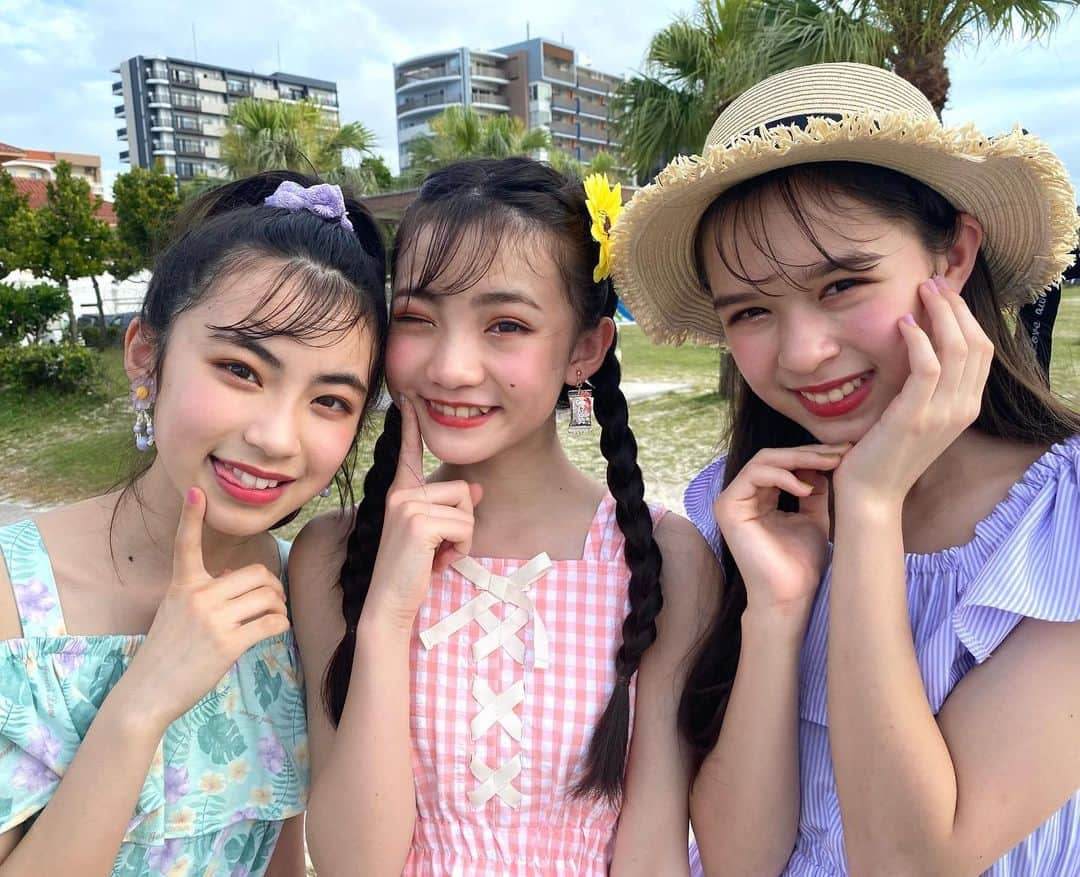 ニコ☆プチのインスタグラム：「👒👗💖  沖縄表紙のオフショットを公開〜！🫶🏻🌺🌴 太陽よりまぶしい3人の笑顔が最高なんだが🥹✨  #白水ひより #星乃あんな #星名ハルハ #ニコプチ」