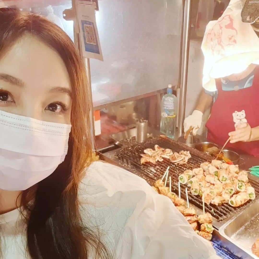 インリンのインスタグラム：「士林夜市の炭火焼き屋台の焼きイカめっちゃ美味しい♪特に廟(お寺)の入り口あたりにあるこの屋台は仕上げにレモン汁をかけてくれるから大好きです😁  #台湾 #台北 #士林夜市 #屋台 #炭火焼き #イカ」