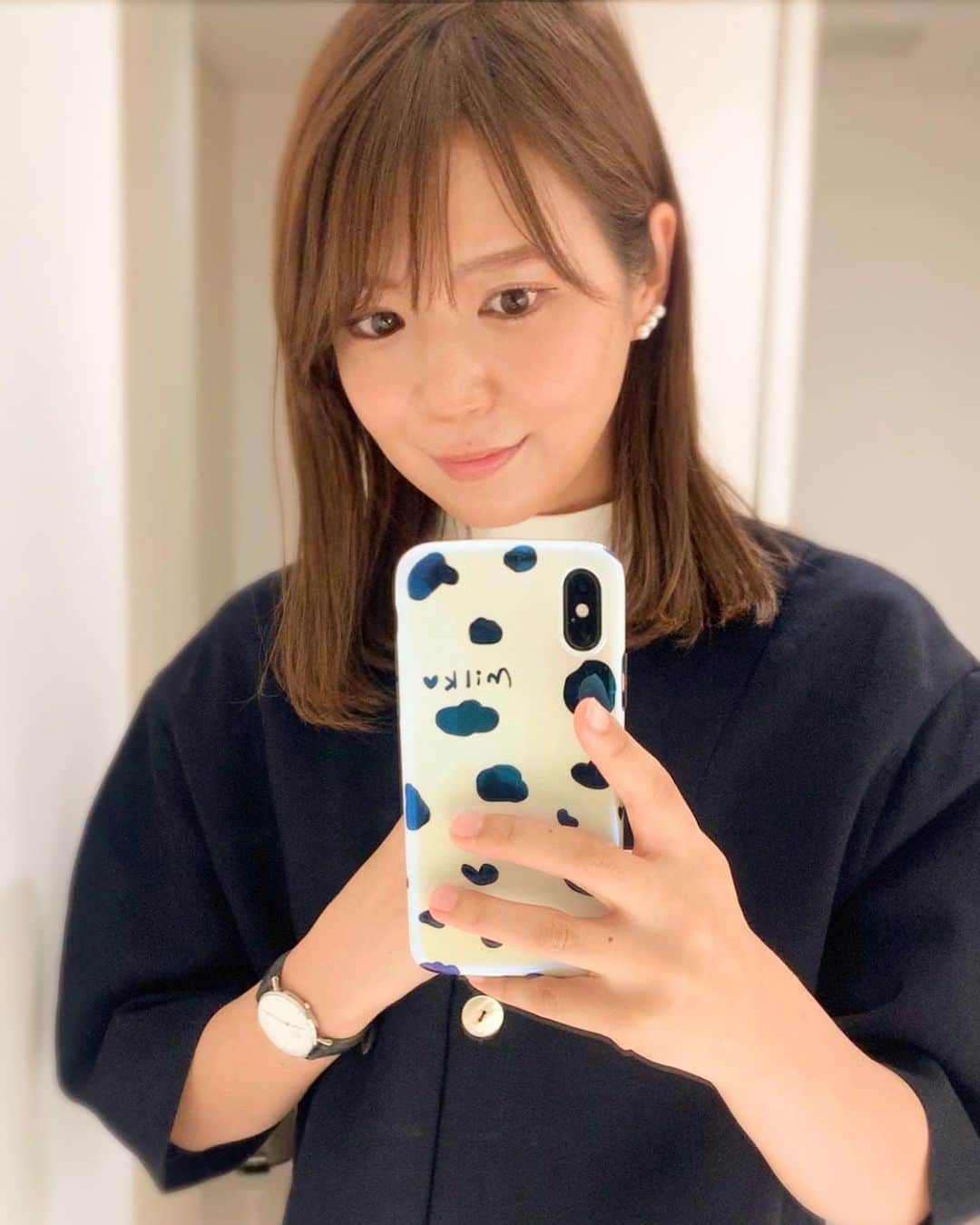 内山絵里加のインスタグラム：「・ ・ 番組でもお世話になっている 浜松市のamulet @amulet0310_official さん の素敵なジュエリーご紹介💎 ・ k18イエローゴールド枠に キメが細かく、テリの良いアコヤパールを 3粒セットしたラインピアス🥚 耳に沿うように着けても 縦に着けても2wayで楽しめる 遊び心のあるデザインが◎ ・ カジュアルな装いも フォーマルな装いも 品よく仕上げてくれます💎 19800円（税込） オンラインショップで販売中です👱🏻‍♀️ ・ 私自身とても気に入っていて 愛用しているものの1つ。 付けていると必ず褒められる 褒められピアスです🤍 今日も1日、がんばりましょう🌱 ・ #浜松 #amulet #アミュレット #ピアス #ジュエリー #真珠 #アコヤ真珠  #パール #アコヤパール」