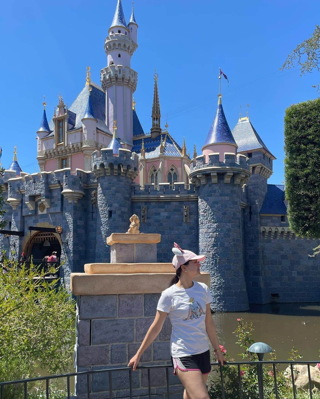 ミコ・フォガティさんのインスタグラム写真 - (ミコ・フォガティInstagram)「A fun day with these beauties yesterday at Disneyland and California Adventure! 🎆 Went on a total of 11 rides and we walked around 26k steps so I would say it was a successful day even though our legs could barely hold us up or walk by the end of the night 😭 So excited for The Western Foot and Ankle conference that I will be volunteering at for the next few days here at Disneyland Hotel!」6月23日 8時28分 - mikofogarty