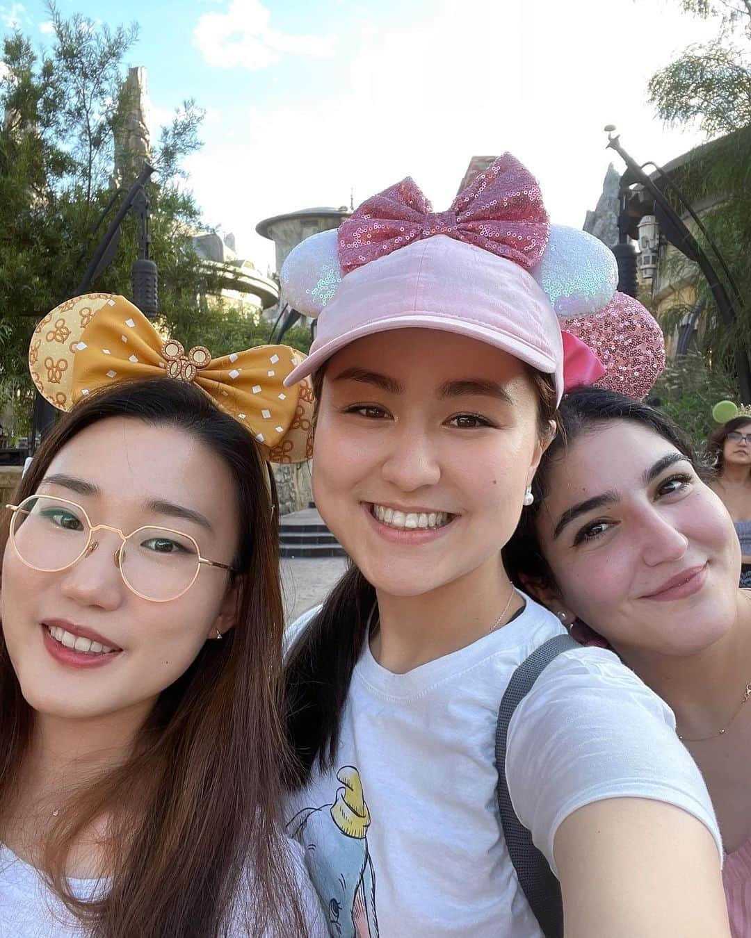 ミコ・フォガティのインスタグラム：「A fun day with these beauties yesterday at Disneyland and California Adventure! 🎆 Went on a total of 11 rides and we walked around 26k steps so I would say it was a successful day even though our legs could barely hold us up or walk by the end of the night 😭 So excited for The Western Foot and Ankle conference that I will be volunteering at for the next few days here at Disneyland Hotel!」