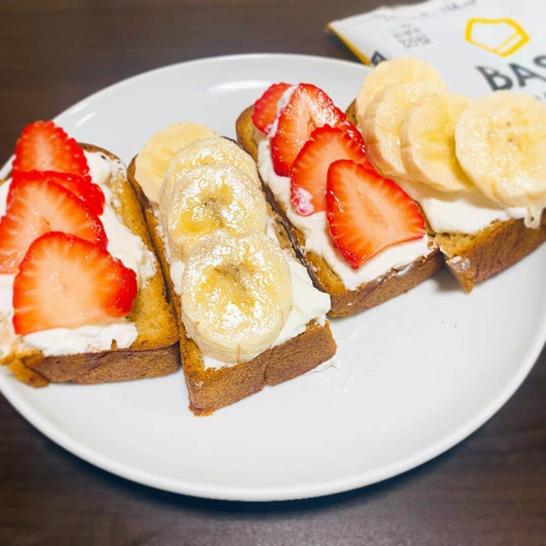 宮原華音さんのインスタグラム写真 - (宮原華音Instagram)「🍓🍌🍓🍌  おはようございます☀  朝ごはんはご飯かオートミール派だったんですが 最近駅とかでもみる　@basefood_tokyo が 気になっててアレンジして食べて見たら……  お！い！し！す！ぎ！た！❤️❤️  オイコスの無糖ヨーグルトを 塗ってフルーツ置いただけ🍓🍌  食パンなのに タンパク質15.3g 食物繊維3.2g カルシウム116mg カロリー223kcal  他にも栄養がたくさん入ってて最高です☺️  他の味とかクッキーとかもあるから これから色んなの食べてみるー🥰  #basefoodlife #basefood #タンパク質 #タンパク質メニュー #ダイエットレシピ #ダイエットメニュー #ダイエット生活 #朝ごはん #ベースフード #diet #アレンジレシピ」6月23日 9時00分 - miyahara_kanon