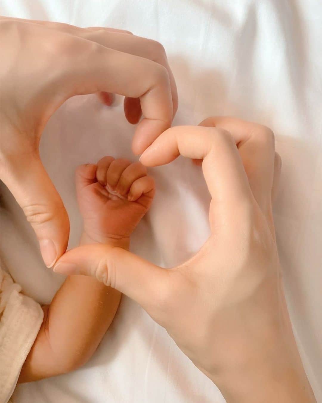 のインスタグラム：「ご報告 先日　第一子となる男の子を出産いたしました。 おかげさまで母子ともに健康です。 妊娠中に支えてきて下さった方々に、 感謝の気持ちでいっぱいです。 ありがとうございました。  伴アンリ  👶🏻💕」
