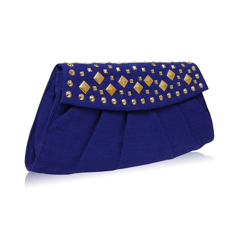 インガクリストファーのインスタグラム：「Always feel on #vacay with this #chic #royalblue supersized raw silk clutch.  ⠀⠀⠀⠀⠀⠀⠀⠀⠀ #prettyinblue #brightblue #largeclutch #colorfulfashion」