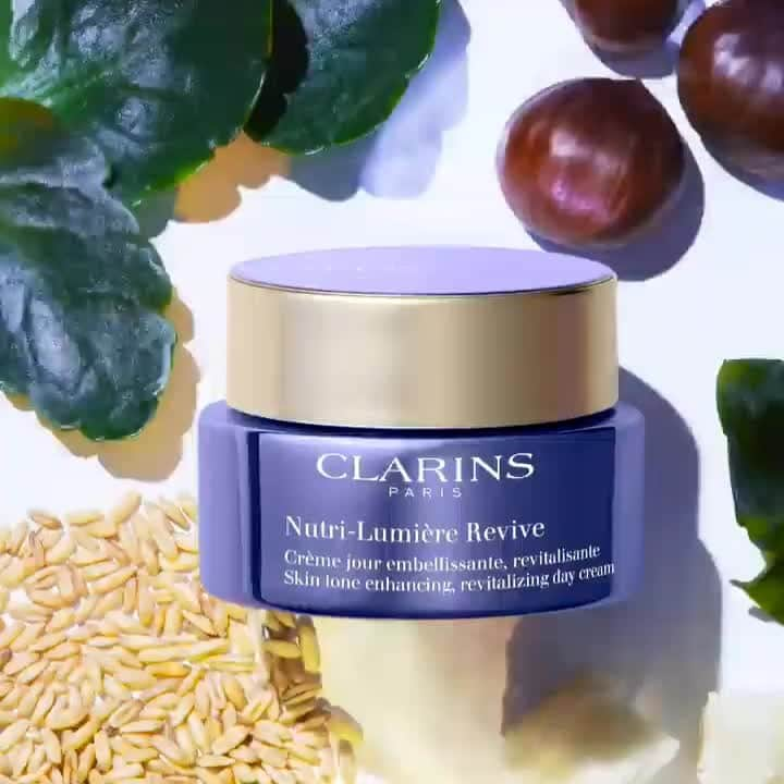 Clarins Méxicoのインスタグラム：「Nutri-Lumière Revive es nuestra crema más TOP para cuidar tu carita. 💜 Este nuevo tratamiento pro-aging está elaborado con caqui, rico en vitamina C y minerales que protegen la piel del envejecimiento evitando así la pérdida de cólageno, logrando una piel más firme, nutrida y extra luminosa. ✨ ¡Te juramos, la amarás! . . . . #Clarins #antiedad #antiaging #nuevo #new #nutrilumiere #Revive #firmeza #luminosidad #skincare #lifting #hidratación #healthyskin #selfcare #skincareproducts #beautycare #instabeauty #cuidadodelapiel #cuidadodelrostro #cuidatupiel」