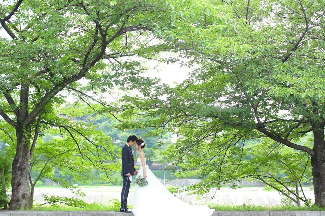 Photopla+（ フォトプラ ）さんのインスタグラム写真 - (Photopla+（ フォトプラ ）Instagram)「京都の観光スポット 鴨川周遊ロケーション  Webから撮影予約ができます！ @photopla_wedding  _________________________ @photopla_wedding をフォローして 『#フォトプラ花嫁』『#フォトプラ 』 のハッシュタグをつけて お写真の投稿をしてみてください♪ 公式IGで取り上げさせていただきます！ . #photopla #スタジオフォトパーク #studiophotopark  #フォトウエディング #wedding #weddingphotography  #ウエディングフォト#ウエディング #撮影指示書#スタジオフォト #前撮り#後撮り#結婚写真 #結婚準備#写真好きな人と繋かりたい  #プレ花嫁#ウエディング前撮り #結婚式準備#韓国フォト #韓国ウエディングフォト #2022春婚プレ花嫁 #2022秋婚プレ花嫁  #2023春婚プレ花嫁 #2023秋婚プレ花嫁  #和装前撮りポーズ #和装前撮りヘア  #和装前撮りアイテム #和装前撮りロケーショ」6月23日 11時02分 - photopla_wedding