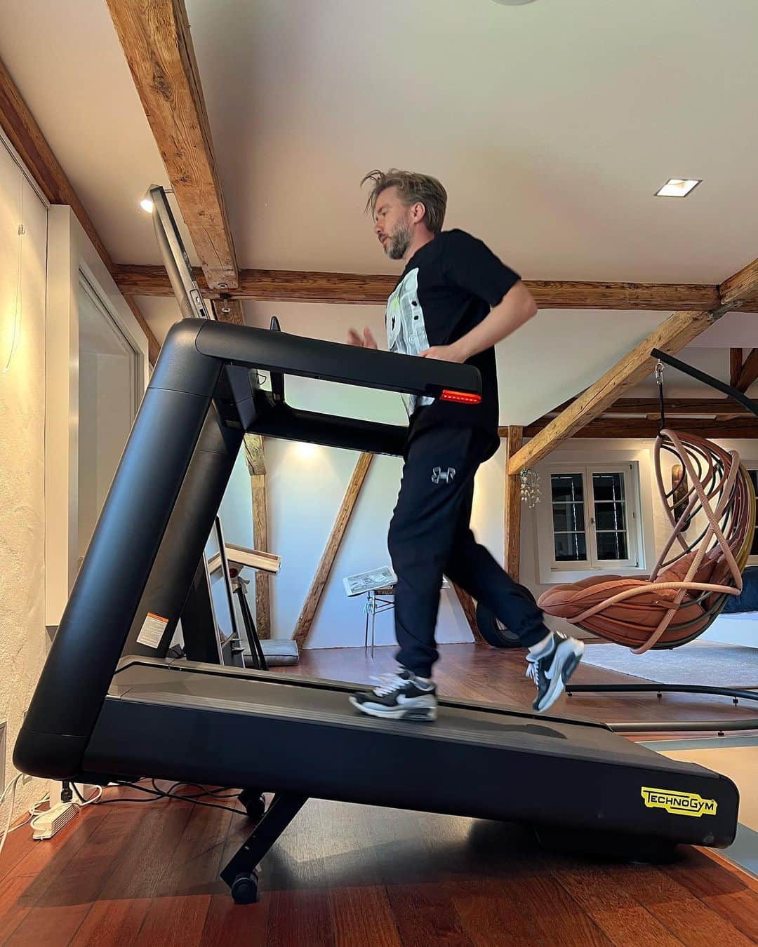ニック・ハイドフェルドさんのインスタグラム写真 - (ニック・ハイドフェルドInstagram)「Hillclimb practice 📈😄 with my new treadmill for this week’s #GoodwoodFOS hillclimb  #Ad #ChampionsTrainWithTechnogym  Thank you @technogym_switzerland 🙏🏻 @fosgoodwood」6月23日 17時09分 - nickheidfeld