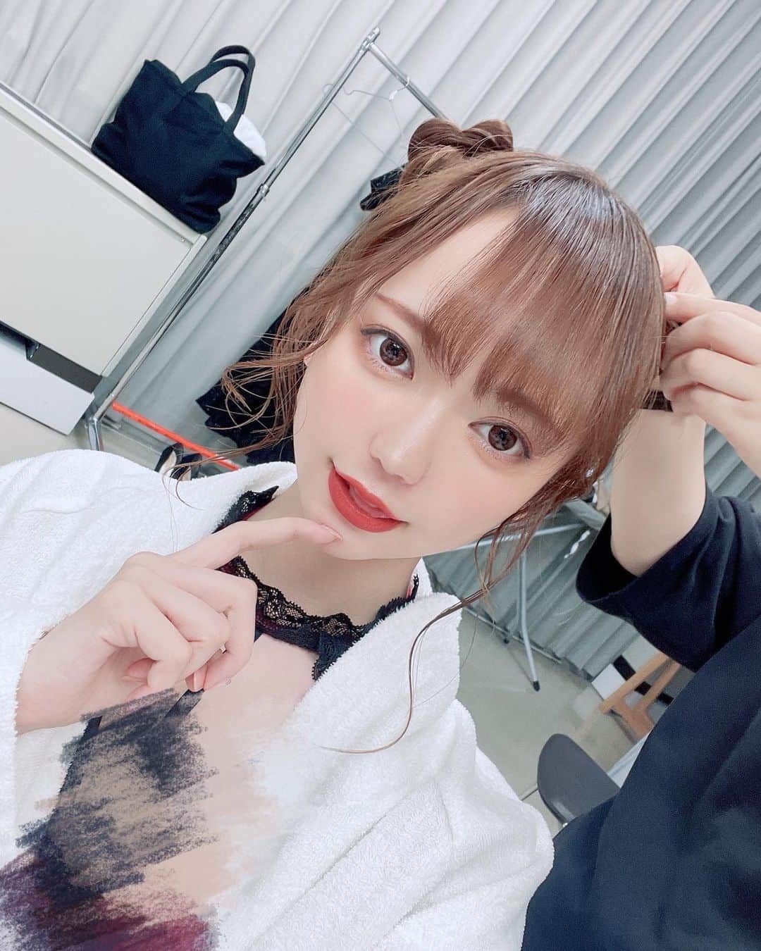 鎌田紘子のインスタグラム：「こっちに意味のないテキトーな自撮り載っけてますが、本垢これです→ @hirokokamata1212  よろしゅ。本垢は写真集作ってるつもりで投稿してます、」
