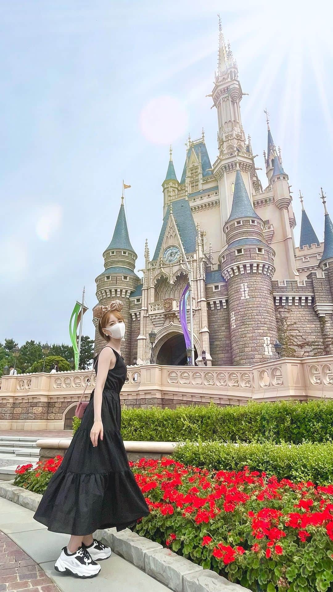 瀬戸早妃のインスタグラム：「TokyoDisneyland.  久々に行ったいつかのランド✨🏰🐭🖤  写真、なぜか最後の1枚だけうまくモノクロ写真がアップできなかった…  #ディズニーコーデ  #ディズニーランド #東京ディズニーランド #disneyland  #disney #disneygram  #disneycode #美女と野獣 #beautyandthebeast  #シンデレラ城 #cinderellacastle」