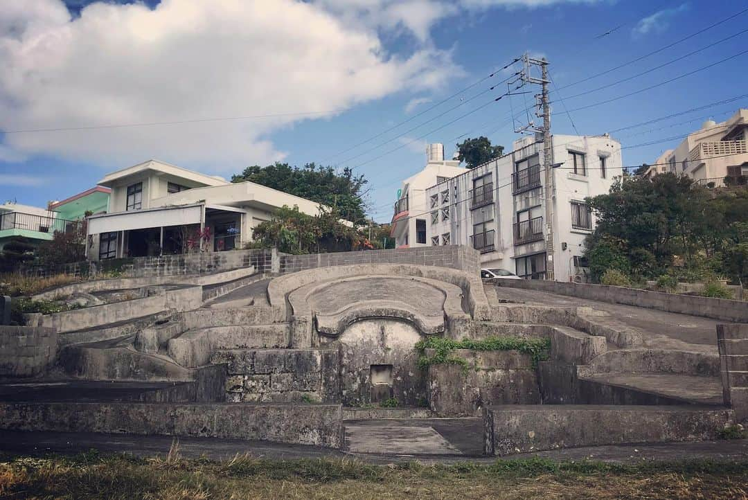 金城大和さんのインスタグラム写真 - (金城大和Instagram)「月桃白い 花のかんざし 村のはずれの 石垣に 手に取る人も 今はいない ふるさとの夏 【月桃】  沖縄戦終結あれから77年。6月23日。「慰霊の日」  命どう宝  へいわ祈り 願い込めて。  うーとーとー」6月23日 11時58分 - yamatokinjo