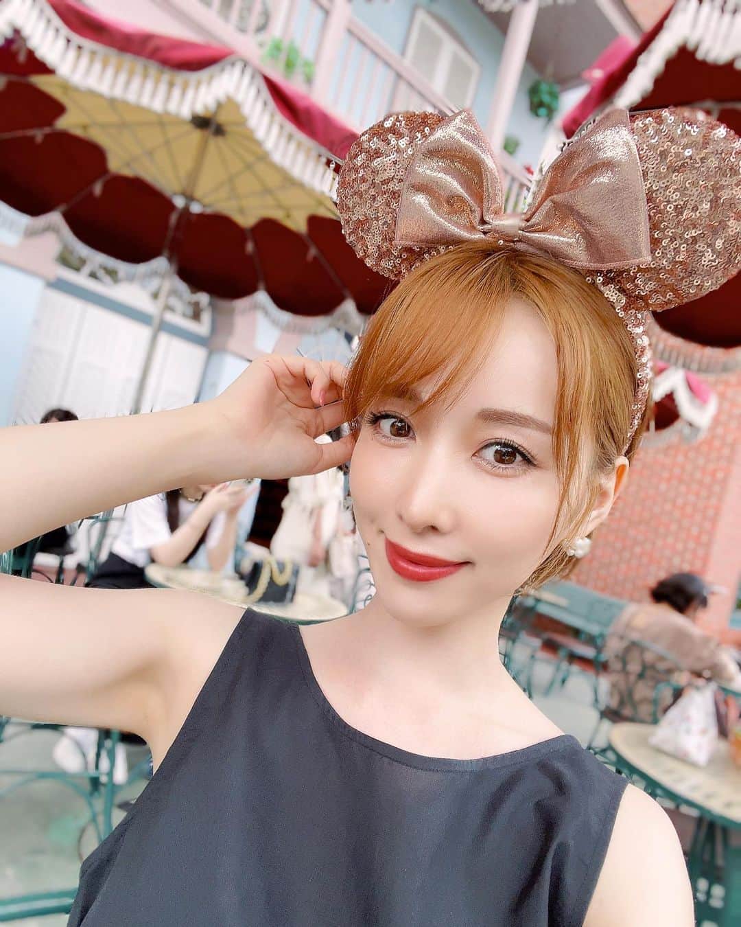瀬戸早妃のインスタグラム：「いつかのTokyoDisneyland✨🏰🐭🖤  ここのワッフル食べたかったんだ…🧇 クリーム甘くて可愛くて美味しかったです(語彙力)💛  ワッフルの動画をアプリで撮ったら、 ミッキーの顔にアプリが反応して最後のほう変なことになってます🤣  #東京ディズニーランド #ディズニーランド #tokyodisneyland  #disneyland  #ディズニーコーデ  #disneycode  #disneygram  #ミッキーワッフル #🐭🧇   ミッキーのカチューシャまだつけても良いですかね（笑） 好きなもの好きなことに好きな人に囲まれて一生楽しむのが目標🥰✨」