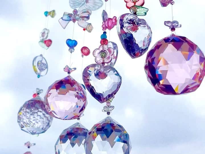 紅林大空のインスタグラム：「💎🌸✨ ⋆ キラキラ🌟の可愛いサンキャッチャー、 いっぱい作れてご機嫌だよ🥰💕  今月末に通販開きます🛍 しばしお待ちを…🔜🧸🛋  #kawaiistuff #kawaiicore #ハンドメイド #カワイイハンドメイド #サンキャッチャー #90884」