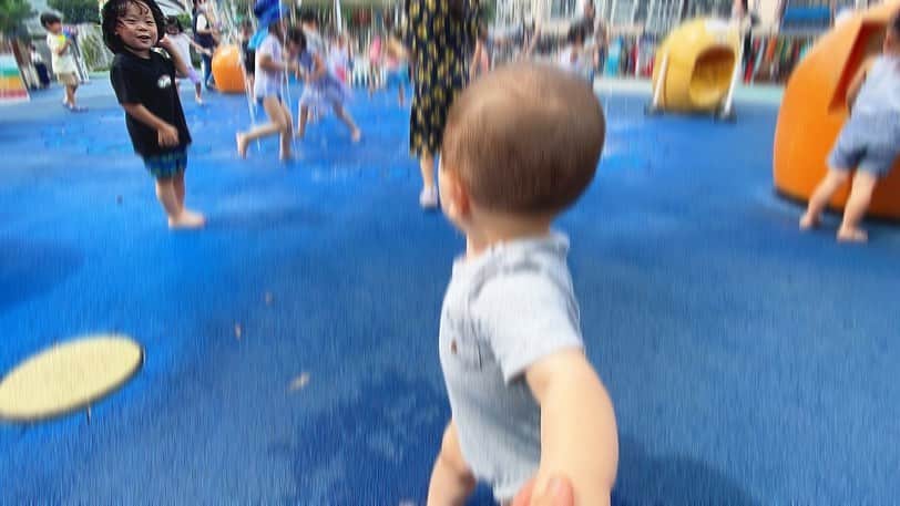 江原千鶴（エハラチヅル）のインスタグラム：「幼稚園の振替休日に、東京ドームシティに行ってきました‼️  うたとわと電車に乗って出かけるの久々だった〜 三姉妹がいつも手伝ってくれるから、1人だと大変だわ🤣  水遊びもできるしここいいよねー💕  うたくんはあそぼ〜のでもひたすらトミカで遊んでたw とわくんも上手に遊べるようになって楽しいね😊  #お出かけ #東京ドームシティ#あそぼーの #振替休日#子連れ#東京#水遊び#キッズ#3歳#11ヶ月」