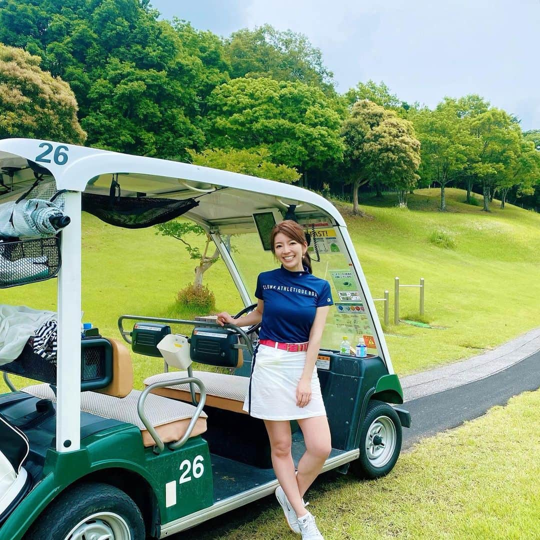 三浦マキのインスタグラム：「Golfing day!! 梅雨の合間のゴルフ⛳️  最近練習を再開し、張り切って行ったのにスコアは変わらず…ナゼ😂  ウェアはいただいた @clunk.official の物。  サラッとした着心地で、湿気の多い季節や夏のゴルフに大活躍💜  #fdrgolfselect  #clunk  #つるやゴルフ  #PR」