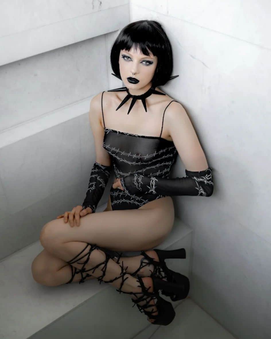 ティール・ココのインスタグラム：「Fun fact: When I was first scouted as a model in 2011 I had boxed dyed black hair!!! 😱🖤 SCROLL -> to see little goth Coco at age 19...🥺🖤🖤🖤 What do you think of the black bob? Do I suit black or blonde more? 🤔🤪🖤 View all my **FULL IMAGES COMPLETELY UNCENSORED* on my patreon (LINKINBIO) 🙌  . . . shot by @pineapplesupreme_ 📸 Wearing: @currentmoodclothing 🔥choker: @bitchfist_ 🔗 Makeup palette: @limecrimemakeup 🎨 . .  #goth #blackbob #bobhaircut #gothgirl #barbwire #spikes」