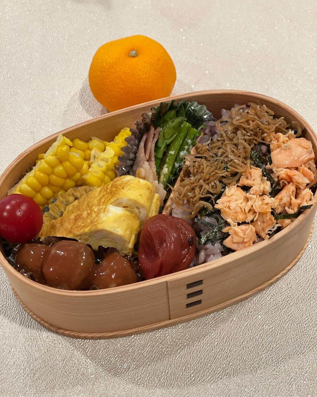 山口もえのインスタグラム：「・  お弁当シリーズ🍱 お肉系が多いから せめてごはんの上はちりめんじゃこ♡  さてさて… 買ったお惣菜を詰めただけのお弁当があります🍱笑 どれかわかるかな❓😊  #弁当#お弁当記録#🍱 #どうにもこうにも詰めただけ #正解は1番最後の1枚だよ #広島焼き、ゴボウサラダ、オクラの胡麻和え #ぜーんぶ買っちゃった #笑」