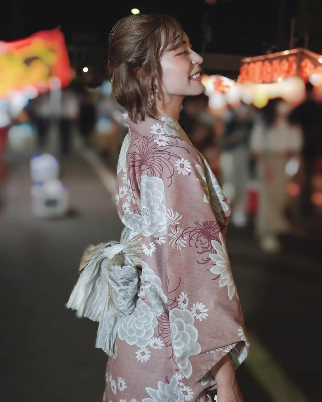 Hitomiのインスタグラム：「❤︎  @dita_official  とってもかわいい浴衣🌷💕 一足お先にお祭りに行ってきたよ🎐 2、3枚目は写真たくさん撮ってくれるから 少し照れております🫣💗笑  帯も下駄も全部付いてるしめっちゃ可愛くて 今年の夏たくさん着たいーーっ🥺💘 花火大会行きたいな〜🎆  #浴衣　#yukata #お祭り　#新潟　#niigata #柏崎　#えんま市」