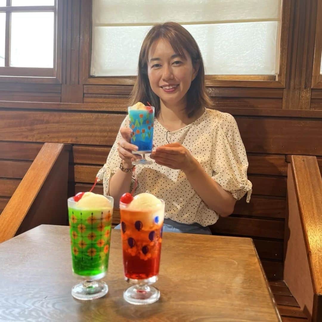 徳増ないるのインスタグラム：「今日のevery.しずおか、ホットピのコーナーでご紹介する、昭和レトロのグラスに入ったクリームソーダ🍒  富士市のカフェ「アドニス」の新メニュー。子どもの頃に味わった懐かしい味わいでした！  グラスがあまりにも可愛くて、向かいの内藤金物店で花柄を購入。若い世代に大人気のようですが昭和世代も惹かれます🍷」