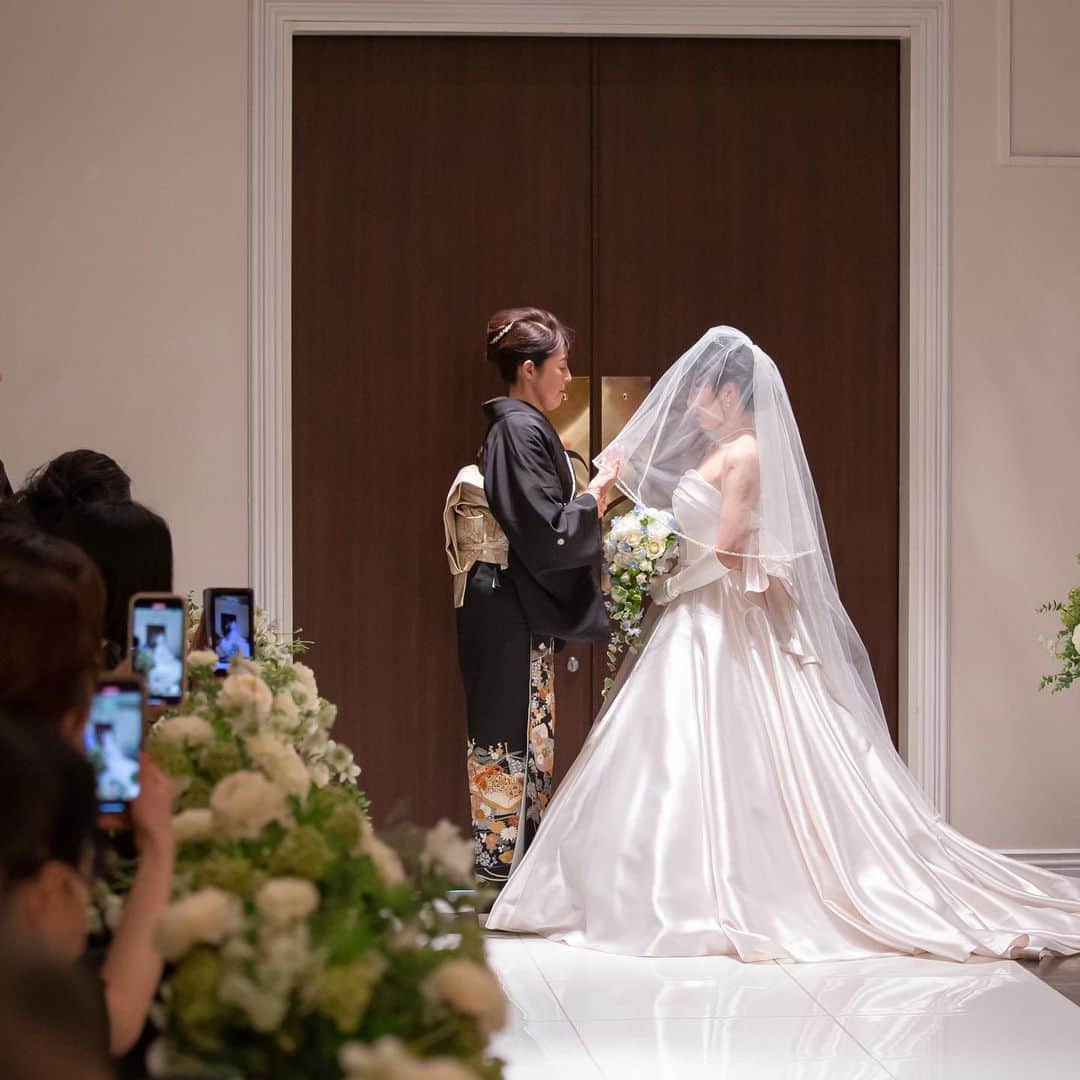 ラフィネ・マリアージュ迎賓館 大分県別府市のインスタグラム：「. . 　　 　 お母様からのベールダウン 　 花嫁様の身支度の仕上げを お母様にしていただくセレモニー.  　　 . . ▼ご見学のご予約やお問い合わせは プロフィールのリンクからお進みください💐 @raffine_mariage . .」
