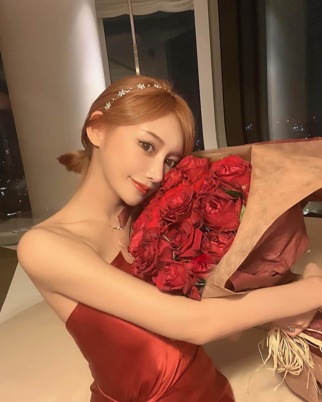 明日花キララのインスタグラム：「赤縛りな日🌹🍷🍓💋 #redfashion  #redstyle ♥️」