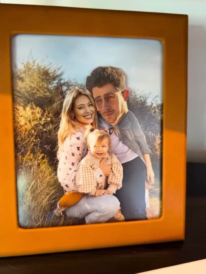 マシュー・カマのインスタグラム：「Added the Jonas Brothers to all our family photos to see if the wife notices」