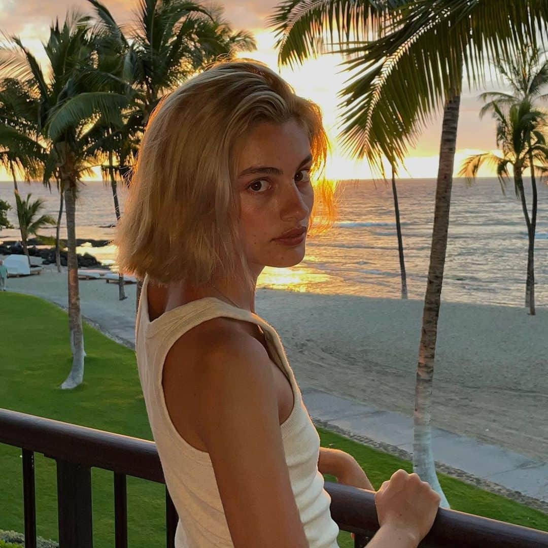 ダイアナ・シルバーズのインスタグラム：「🦜🌺🤍🌅」