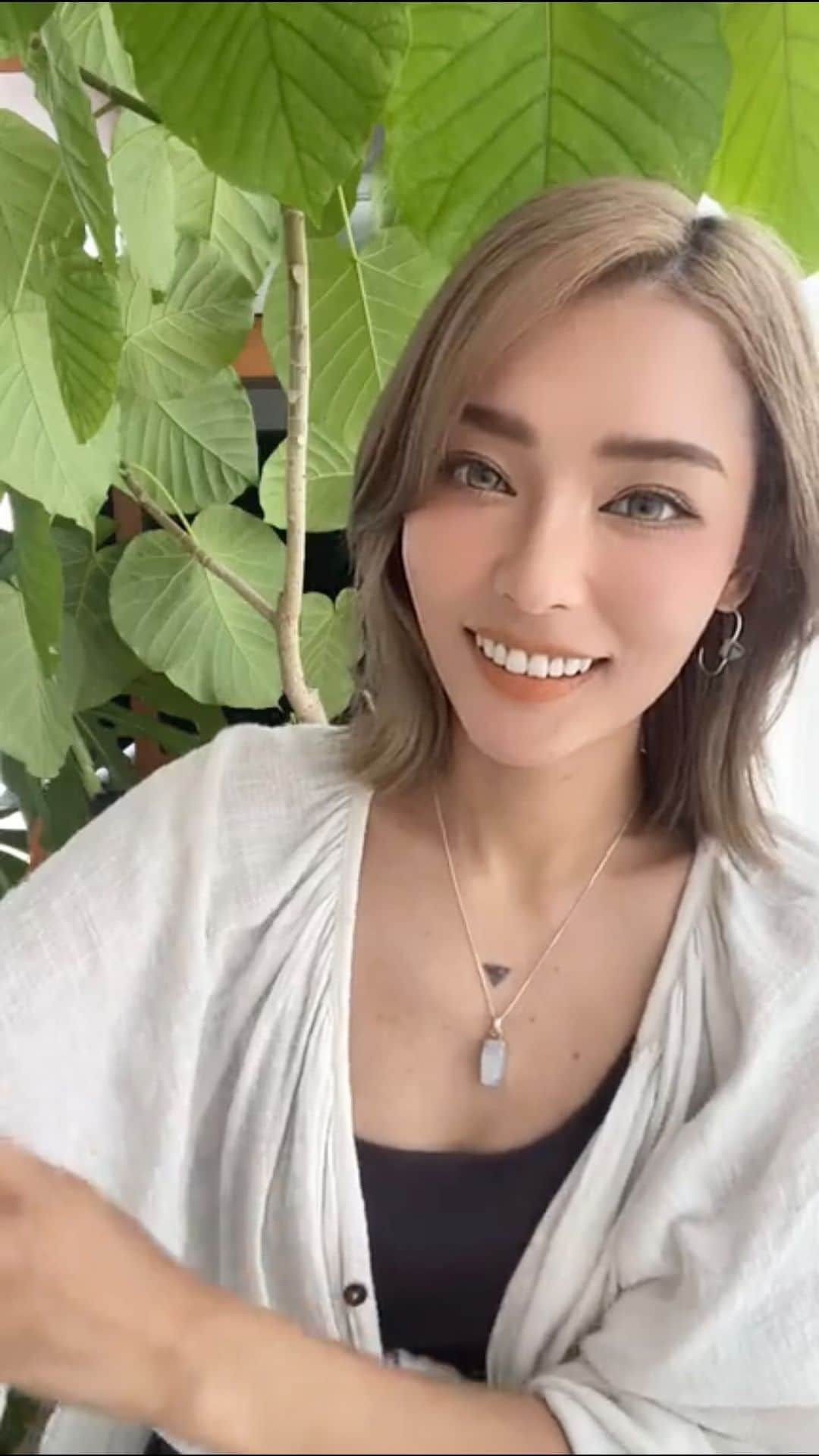 のインスタグラム：「〜ムカつく人に対しての対処法〜  何か嫌な事をされた時に 人は、自分が受けた同じ苦しみを 相手にも与えようと 仕返しをしてしまいたくなる気持ちが 湧いてくる事もあるかと思います。  でも、ムカつく行為とか、 嫌な行為をしてしまう人って それだけ余裕がなくなっていて 窮屈で、苦しい状態だったりする。  それなのに仕返しをしたら、 もっと大きな苦しみが 相手にも自分にも降り注がれてしまう事になる。  仕返しではなく、そんな人にこそ、 優しさと、愛、ハグが必要だと感じるんだ🫶✨  もちろん、自分にそんな余裕がない時には 何もせずに離れる事も、相手と自分を大切する愛😌  そういう行為をされると、気持ち良くないなと はっきり伝えるのも、相手を思う愛だったりする☺️  相手って、それが自分の事を 思ってくれての指摘なのか、 はたまたその人のエゴの為の指摘なのか しっかり感じられると思うの。  自分のエゴを取り外して、 愛が根源にあって、 心からの素直な意見を伝える話し合いであれば、 必ず伝わるんだなと、 いろんな経験を通して学んだよ🌿  ただ、それをするエネルギーって とても大きくて、 自分が疲弊しやすかったりするから 簡単な方法は、 優しさと愛、ハグだなって感じるんだ🤍  自分もまだまだできていない事が多いけど、 それに氣づけた事は、 いろんなトラブルを解消できる良き方法だなって 感じているから、シェアしてみました🧚🏻‍♂️🎶  愛とハグを〜🤍🤍🤍」