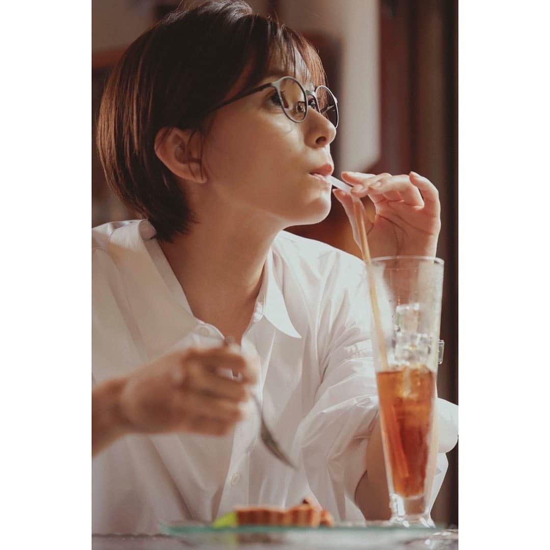 芳根京子のインスタグラム：「mina発売中です！  ちょいおじ🥸  #mina」