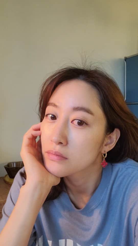 チョン・ヘビンのインスタグラム：「비오는거 좋아서:) 창가로 바람도 들어오고  .  (생얼은 미안하게 됐습니다)」
