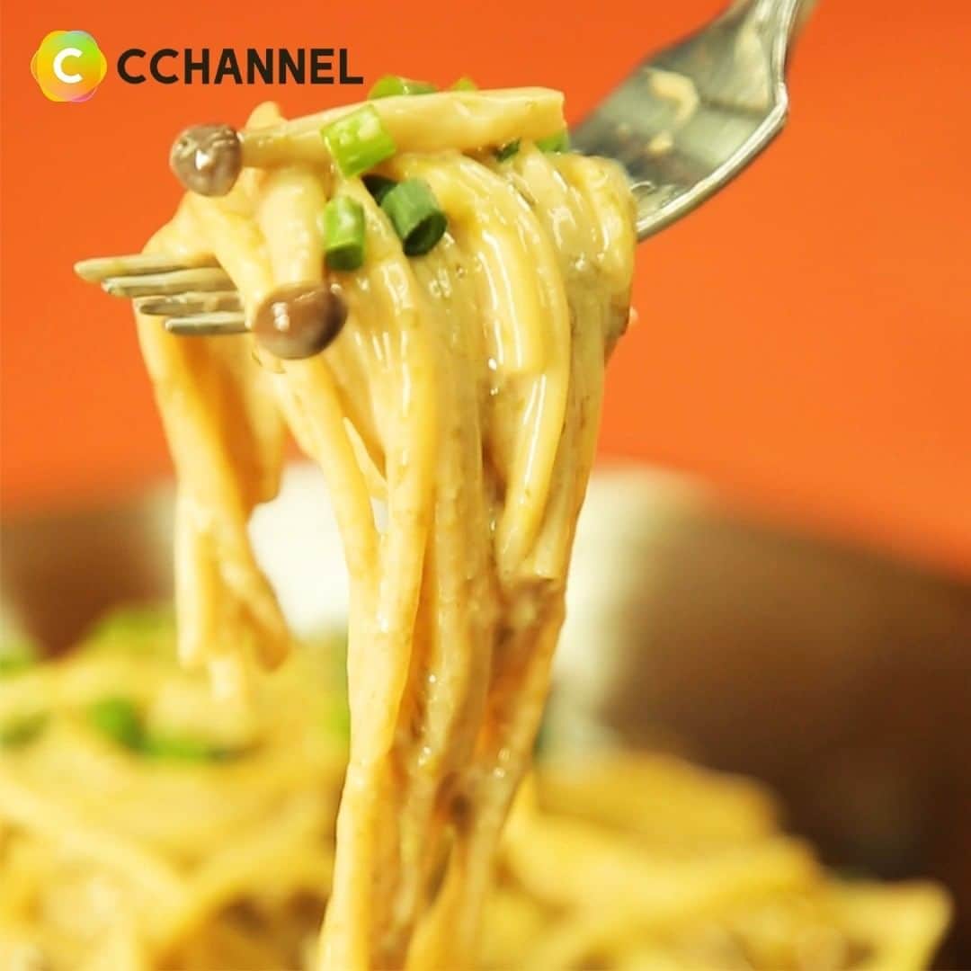 C CHANNEL-Foodのインスタグラム：「絶品！ごはんですよ！のきのこクリームパスタ Presented by 桃屋(@momoya.official)  【材料（1人分）】 スパゲッティ(1.6mm)　100ｇ しめじ　1/2袋 牛乳　200ｍｌ 「ごはんですよ！」　大さじ1・1/2 バター　10ｇ オリーブオイル 　大さじ1/2 小ねぎ　適宜  【作り方】 ①しめじは小房に分け、小ねぎは小口切りにする。 ②フライパンにバターを弱火で熱し、しめじを炒める。 　しんなりしてきたら牛乳・「ごはんですよ！」を加えてよく混ぜ、 　1/3量になるまで煮詰めソースを作る。 ③スパゲッティを表示通りにゆで、ソースに加えてからめ 　オリーブオイルを加えて混ぜる。器に盛り、小ねぎをのせる。  #桃屋#ごはんですよ#パスタ#パスタレシピ#パスタランチ#パスタ部#パスタ好き#簡単料理#簡単料理レシピ#お家ご飯#お家ごはん#簡単レシピ#手作り料理#おうちご飯#手作りごはん#今日の夕飯#今日の晩御飯#レシピ動画#クッキングラム#自炊女子#夕飯献立#お昼ご飯#おひるごはん#簡単ごはん#自炊生活#ふたりごはん#家族ごはん#家族ご飯#cchannel」