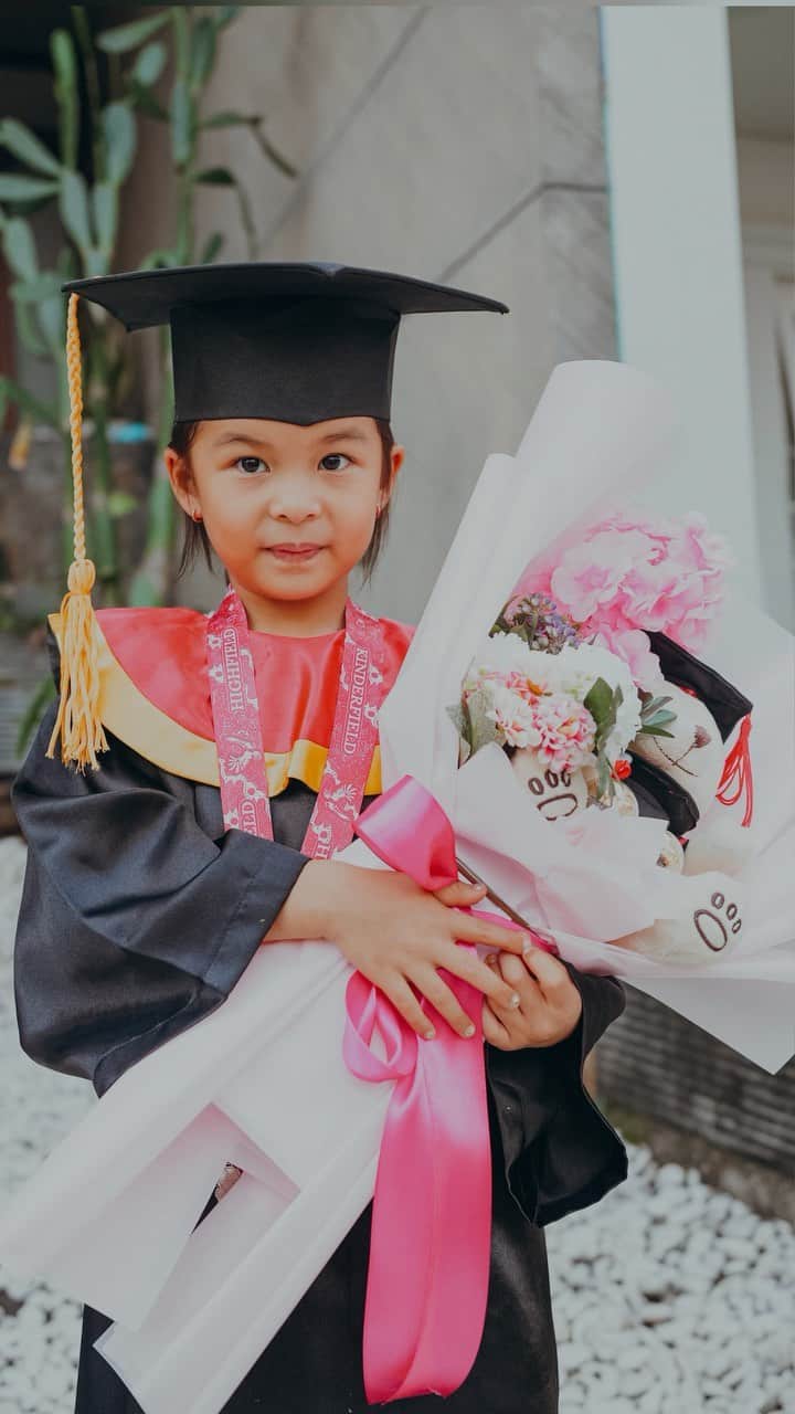 チェルシー・オリビアのインスタグラム：「Time flies.. we still remember the 1st time we met in the hospital, the 1st time she goes to school and now she is graduating from her kindergarten.. well done @nastusha.olivia.alinskie our 1st born..」