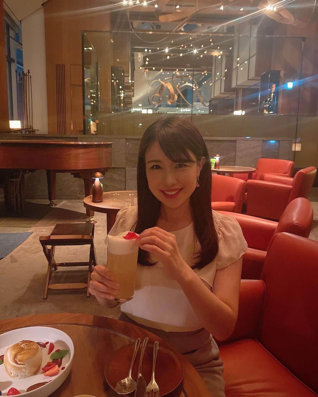 のインスタグラム：「夜遊び😘💕  お酒弱いから、少しだけ🍹   夜はすいてて良きです🌃  #お酒  #お茶  #夜景  #アンダーズ東京  #東京タワー  #スイーツ  #51階  #sweets  #icecream  #teatime  #cockatiel  #tokyotower  #andaz #bar  #andaztokyo」