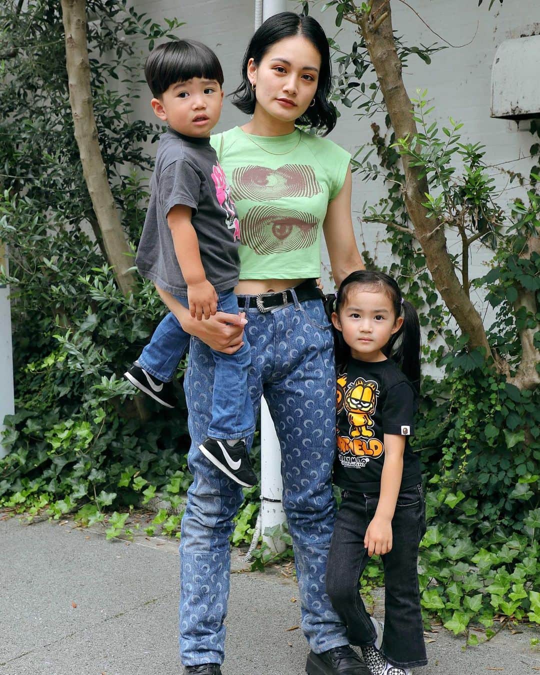 武内ペレス麻射のインスタグラム：「. HugMug 親子SNAP📸  私、娘、息子の3人で撮ってもらったよ👩‍👧‍👦 みんな必ずZARA着用してるZARA大好き人間です😌💓  娘は緊張気味で終始鼻の下伸びてるし、息子は相変わらずマイペースで自由人😂」