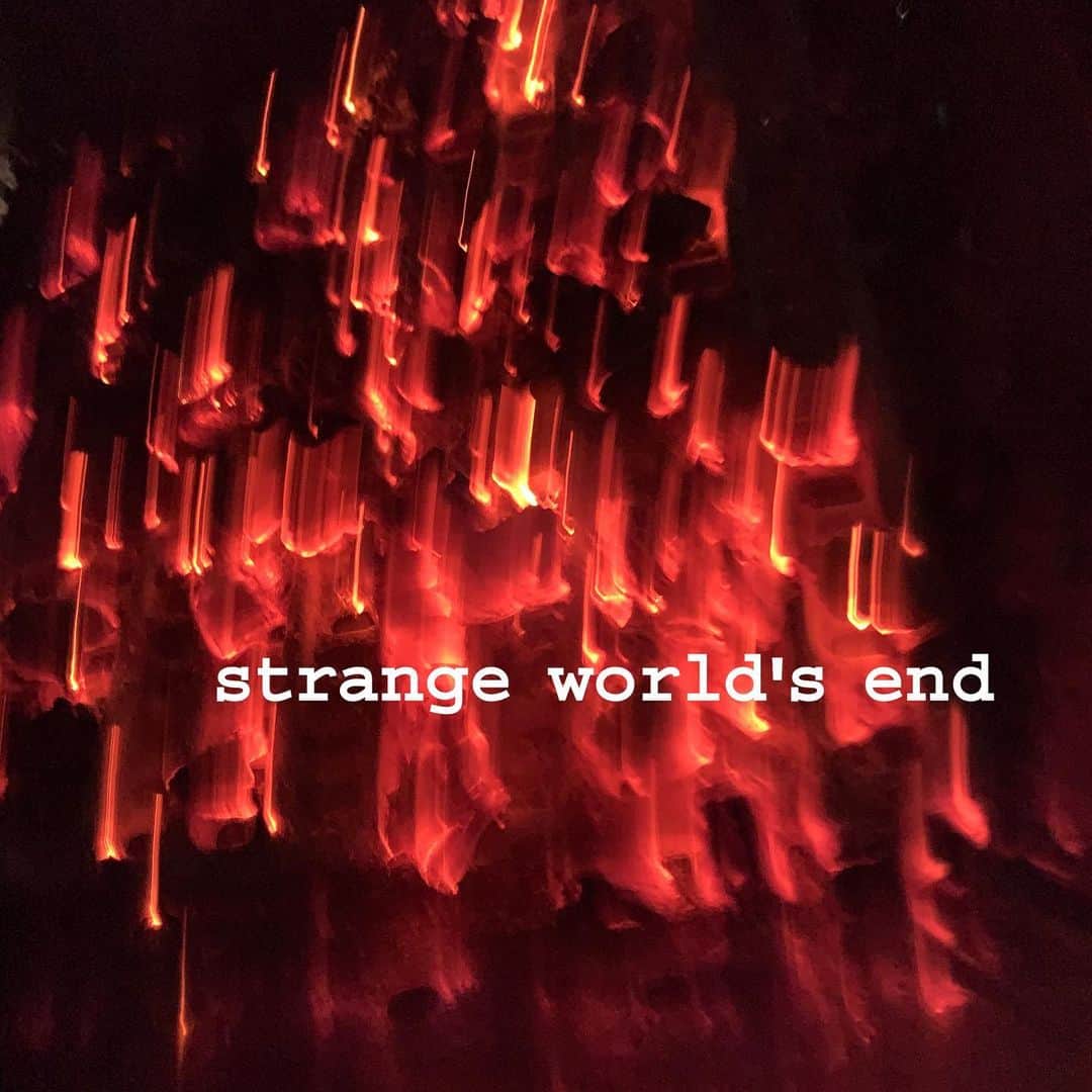 のインスタグラム：「【RELEASE INFO①】  strange world's end 3rd Album『strange world's end』 8/24(水)リリース決定!!  ご予約受付中!!  strange world's end 3rd Album『strange world's end』  -tracklist- 01.リバース 02.暴発 03.雨の迷宮 04.摩耗 05.無限影踏み 06.沼 07.逆エヴォリューション 08.スペクター 09.回廊 10.シューゲイザー  ※TOWER RECORDS 初回入荷分限定特典 : リミックス音源CD-R  ◎TOWER RECORDS https://tower.jp/item/5472027/ ◎Amazon https://www.amazon.co.jp/dp/B0B45LDVCV/ ◎iTunes Store / Apple Music https://music.apple.com/jp/album/strange-worlds-end/1628520617  『辞めてくれないか 人間』 strange world's end 5年5ヶ月ぶりとなる3rdアルバム。 コロナ禍で制作された今作は自主企画イベント連続の中止に追い込まれたりする中、 フルカワリュウイチ正式メンバー加入後初となる再スタートを位置付ける作品を作り上げた。 日々の憤りや虚しさを情景に重ね、皮肉や切ない歌詞を美しいメロディに乗せながら激情を歌い、 爆音でエフェクティブなギターと深みを増したコーラスワーク。 ストリングスやシンセサイザーも取り入れつつ、 新たな可能性にも貪欲に手を伸ばしながらも3ピースバンドとしての骨太さはより強力になった。 現在形で進化し続ける、心の闇に寄り添い問いかける全10曲。  Jacket Design by 飯田カヅキ  #strangeworldsend #ストレンジワールズエンド #飯田カヅキ #kazukiiida #平マサト #masatotaira #フルカワリュウイチ #ryuichifurukawa #band #バンド #ミュージシャン #musician #itunes #applemusic #spotify #towerrecords #Amazon」
