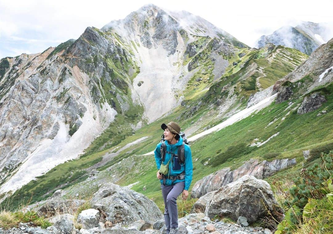 菖蒲理乃のインスタグラム：「大パノラマの縦走路🏔  白馬岳頂上宿舎に向かう途中。 振り向くと、 杓子岳に続く白馬三山の縦走路が。 壮大なパノラマに圧巻でした。  大好きな一枚📷  #岳人 #白馬三山 #白馬岳 #白馬三山縦走 #夏山登山 #登山 #mountain #wandervogel #ワンダーフォーゲル #アウトドア #山登り #縦走 #日本アルプス #北アルプス #北アルプス縦走」