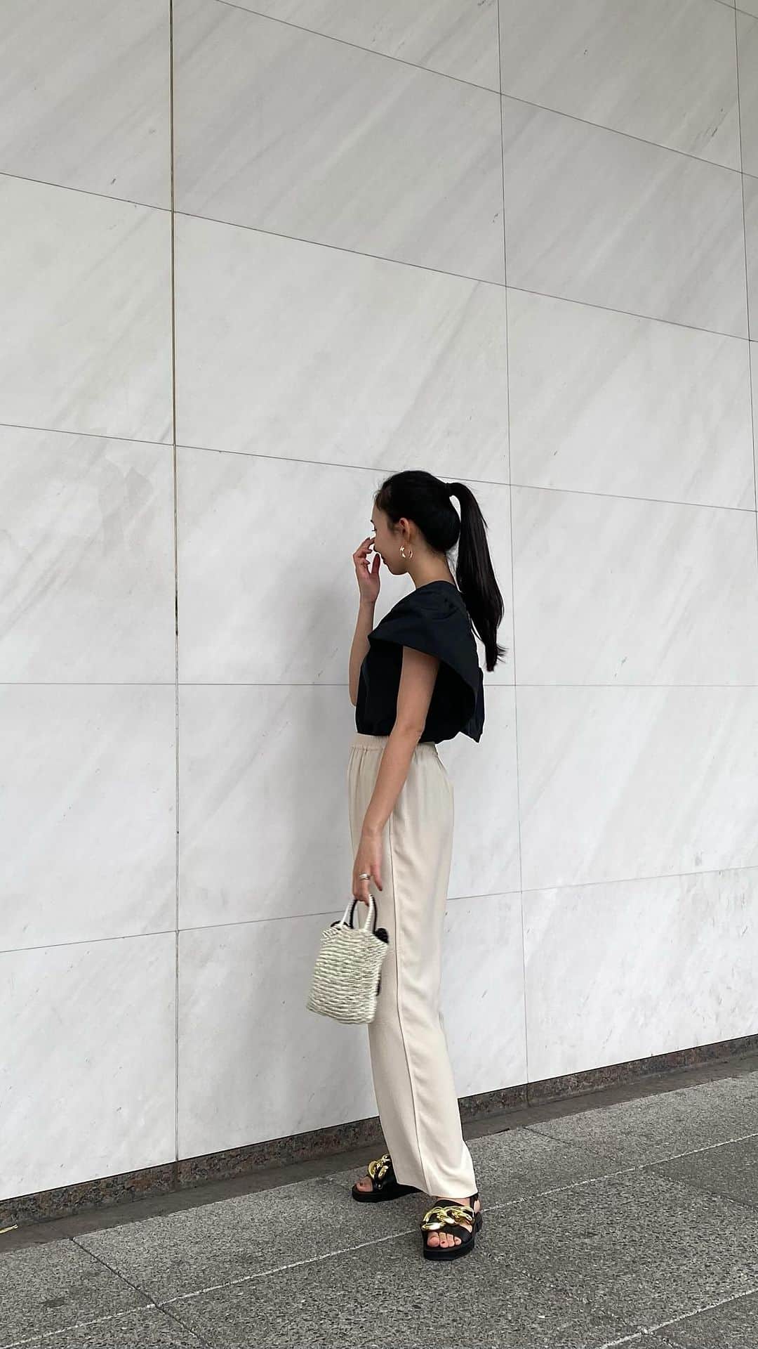 鈴木詩織のインスタグラム：「シンプルながらシルエットが素敵なものが多いN.O.R.C✔︎  今回動画でN.O.R.Cのベストセラーのパンツを3本着回ししています🥹 久しぶりの動画でちょっと緊張笑  ラインが綺麗に見えたりと、着回し力が機能性も抜群なのでよかったら参考にしてみてください♡ プレセール開催中で、紹介したパンツがお得に購入にできます🫣  @norc.jp #norc#norcbytheline#ノーク#ノークバイザライン#pr」