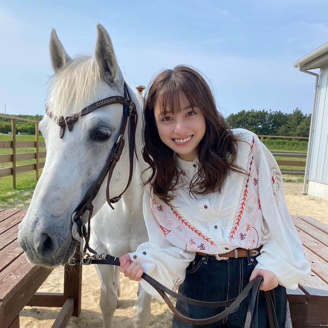 橋本環奈のインスタグラム：「こんばんは！環奈MGです。  本日発売の「テレビジョン」からオフショットです。  初めての海岸乗馬です。  #橋本環奈 #橋本環奈2022 #橋本環奈マネージャー #テレビジョン連載オフショット #海岸乗馬」
