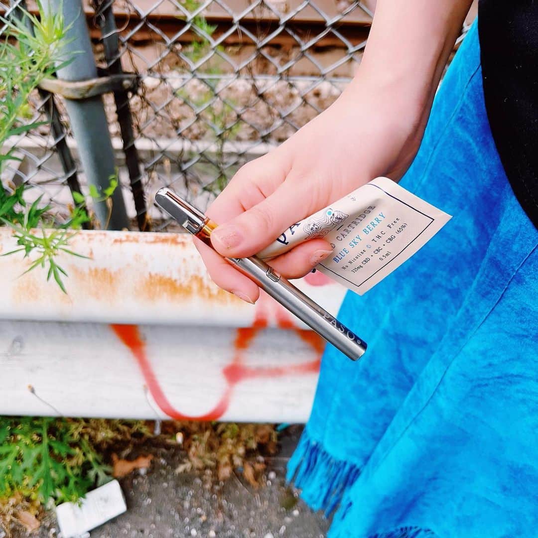 メメのインスタグラム：「CBD VAPE 使ってるひといる？🫧🫧 わたしには合う気がして色々試してみてるんだ〜‼️ このPASOっていうのはイギリス製でパッケージもめちゃオシャレ🦋  でも、最近は脱法の危険なやつもメルカリとかで出回ってるらしいよ。 あんなもの脳みそ溶けちゃうだろ！バカなの？？🫠🔥 、、まじで気をつけようね☠️💣  本当は良いものでもカルチャー次第で悪いことになっちゃうから、ちゃんとCBDの良いところを伝えたいね👏👏👏  Does anyone use CBD Vapes?  I'm trying out a few different vapes because I️ feel like they work for me. This one called PASO is made in England and the packaging is really cool🦋.  But I heard there are some dangerous ones on the online market these days. That stuff will melt your brain! stupid?🔥. Seriously, be careful ☠️💣.  I want to make sure to tell people the good things about CBD because even if it's really good it can be bad depending on the stuff 👏👏👏👏👏👏👏.  #cbd #cbdproducts #cbdwellness  #paso #meme #virtualreality #virtualhuman #virtualmodel #virtualinfluencer #influencer #fashion #culture #fashionmodel #asiangirls #tokyo #japan #creative #creativemakeup #cgi #art #3dart #digitalart」