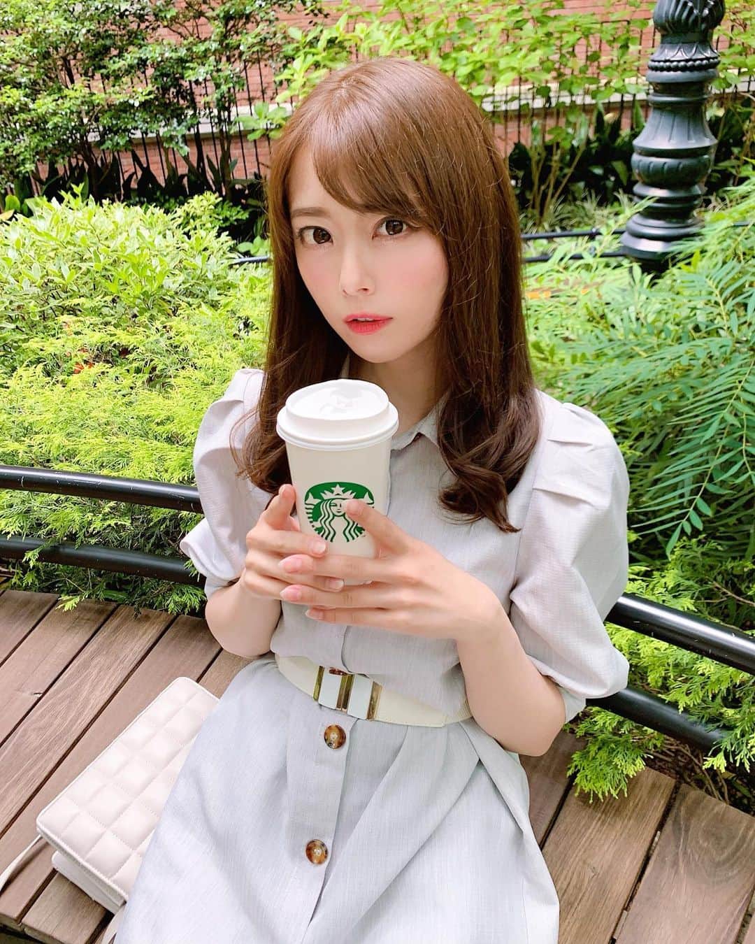 のインスタグラム：「一緒にカフェりませんか？？  bag/ @hm   #スタバ #starbucks  #レースクイーン　#被写体 #ラウンドガール　#モデル　 #撮影会　#撮影会モデル」