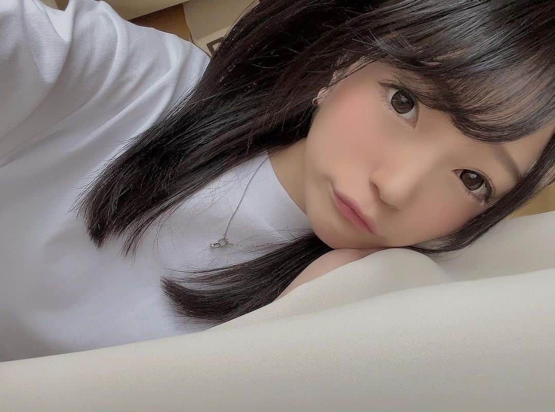 南梨央奈のインスタグラム：「黒髪女子は好きですか？♡   #AV女優」