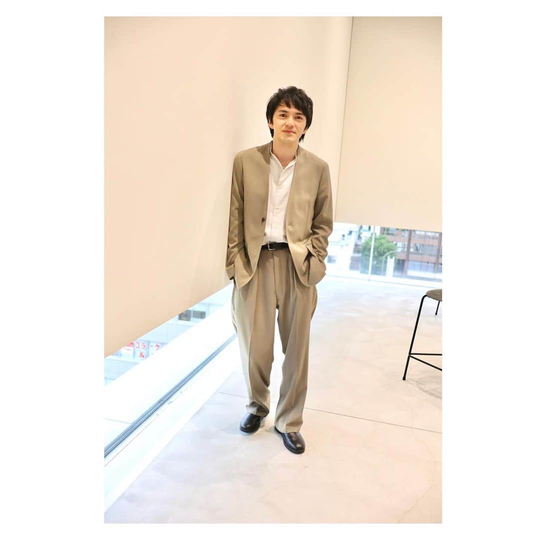 のインスタグラム：「. お待たせしました。 お待たせしすぎたかもしれません。 . ✨㊗️オフショット解禁です❗️🎉 . 昨日の番宣収録の遣都さんです。 （ロケじゃなくてごめんなさい😓） . たくさん番宣も出させて頂いているので、 時期が来たら、またお知らせさせて下さい❗️ . #初恋の悪魔 #7月16日土曜よる10時スタート #林遣都 #仲野太賀 #松岡茉優 #柄本佑 #佐久間由衣 #味方良介 #伊藤英明 #安田顕 #田中裕子 #脚本 #坂元裕二 #日本テレビ #日テレ #ドラマ」