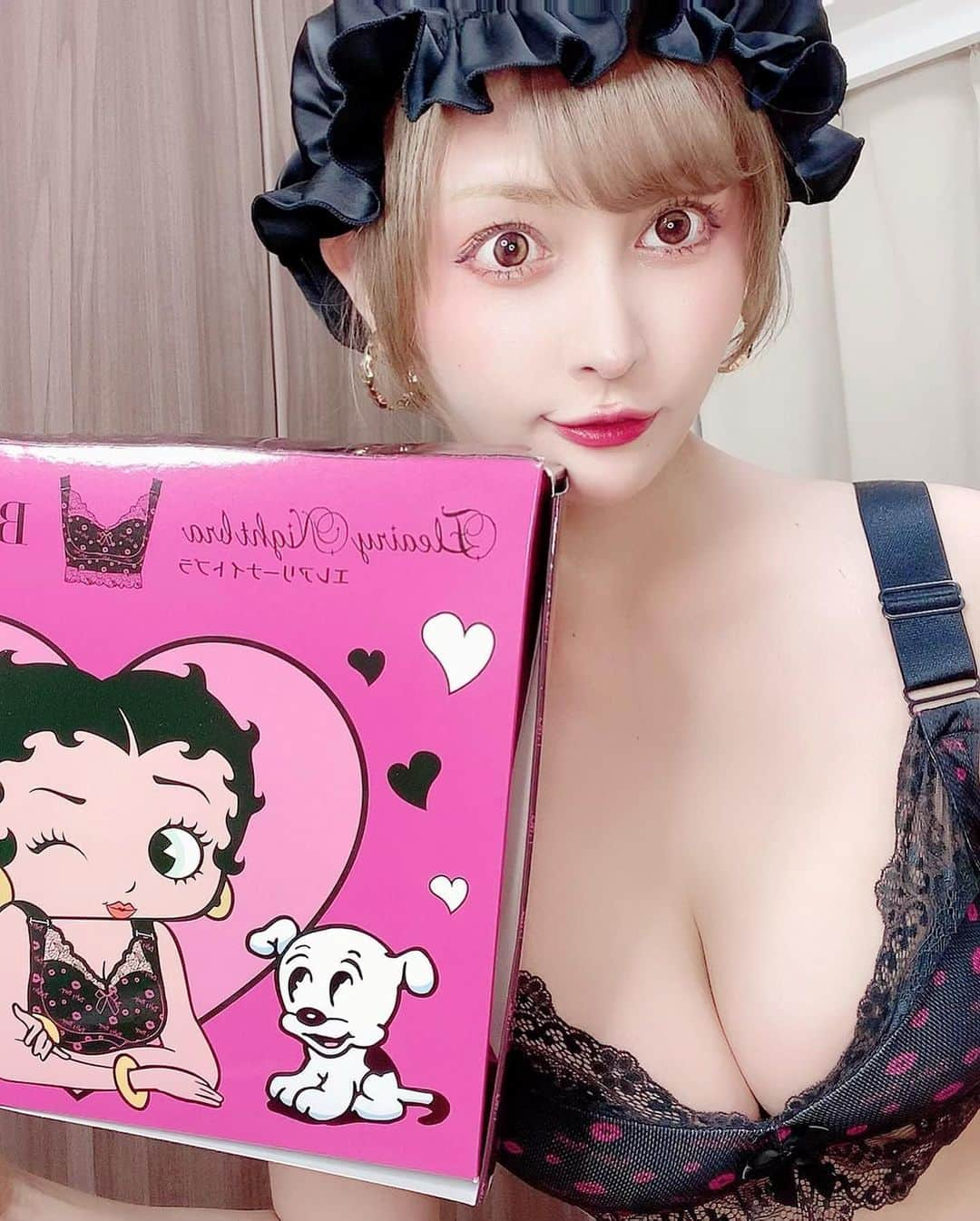 立川みくののインスタグラム：「エレアリーナイトブラ👙(@eleairynight_official )のbettyちゃん💋コラボ買っちゃいました😭❤️ 前回、秒で売り切れ💔だったので買えてよかったぁぁ❤️ 毎回、ナイトブラ&ルームブラランキングで1位🫶 可愛いしつけ心地もサイコー💋💄 三枚目のお胸にハリを出させるクリームと、お胸のパックと、bettyちゃん💋になれちゃうジャンプーハット🧴がついてきましたぁ🫶💋 可愛すぎる👗💄💋✨ これでわたしも寝る時もしっかりブラつけて、離れ乳から卒業します！！！ . . . 　#nightbra#美麗#betty彼女感#美容女子#bettyboop#cawaii#バストアップ#台湾 #sexy #selfie #animegirl #셀카 #셀스타그램 #패션스타그램  #데일리 #asiangirl #cosplay #좋아요 #sexybody#맞팔#YouTube#figure #日系穿搭#自撮り女 子#孩#소녀#长发#爱#jpan」