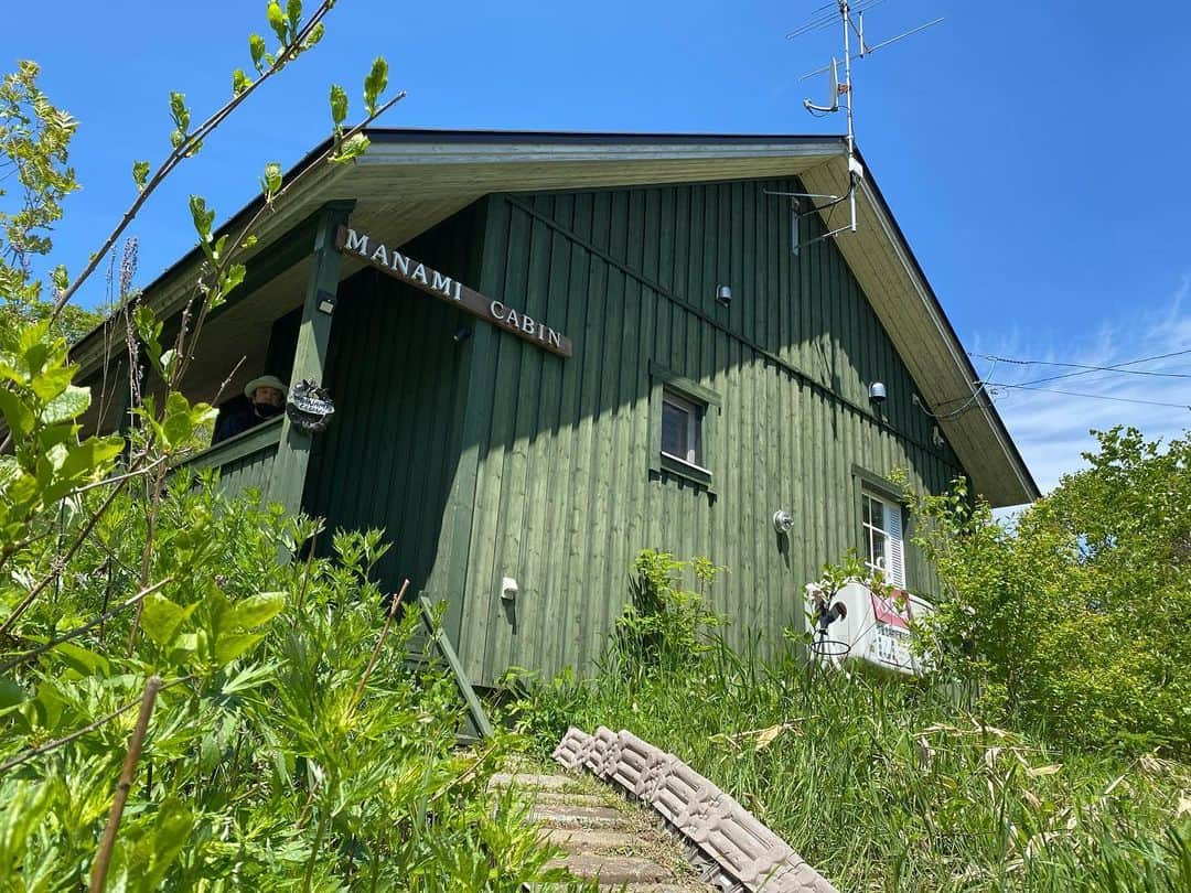 江上太悟郎のインスタグラム：「日本で最も美しい村 #鶴居村 にある宿 #マナミキャビン 🏕  町外れの静かな場所。 満天の星空を眺めながらBBQに、バレルサウナ。 至福のひと時を過ごせます😊  カップル、家族にオススメです！！  #みんテレ #自転車キャラバン #北海道 #鶴居村 #日本で最もうつくしい村  #キャンプ #キャンプ飯  #サウナ #バレルサウナ #サ活  #整う  #カップル旅行 #家族旅行」