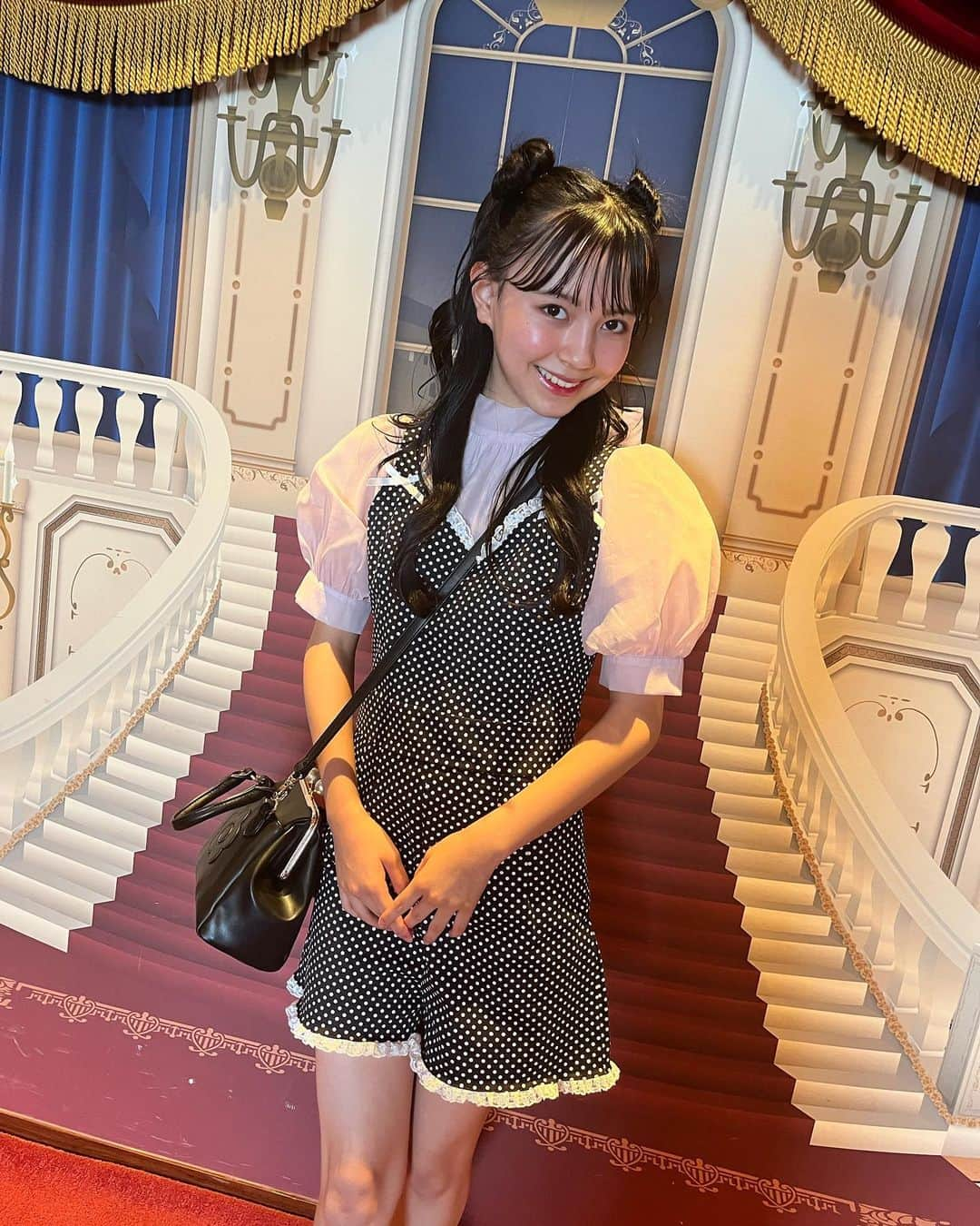 河村ここあさんのインスタグラム写真 - (河村ここあInstagram)「ディズニーコーデ...🎀🖤  @__treat.urself__ の #ドットロンパース  やっと着れた♡♡  カバンはお母さんからの誕生日プレゼントでした‪𓂃 ✿𓈒𓏸 後、日傘も貰ったよ♡♡♡ フレンチガーリー に似合いそうで嬉しいです🤍  この髪型は ディズニーのキャラクターっぽくしたんだけど 今、Kep1erの新曲のMV見てたら ましろちゃんが同じ髪型してて... すっごい嬉しかった🫶🏻 良い曲だったので是非聴いてみて下さい❤️  テストも無事終わって、今日はるんるんです🥰🥰  #disney  #ディズニーコーデ #ディズニーバウンド  #treatürself #maryquant  #トリートユアセルフ #フレンチガーリー  #マリークワント  #kep1er #ましろちゃん #お団子ヘア  #ツインお団子 #up!  #中学3年生 #jc3 #15歳 #女子中学生 #fashion#fashionmodel#followｍe #河村ここあ」6月23日 20時47分 - kawamura_kokoa