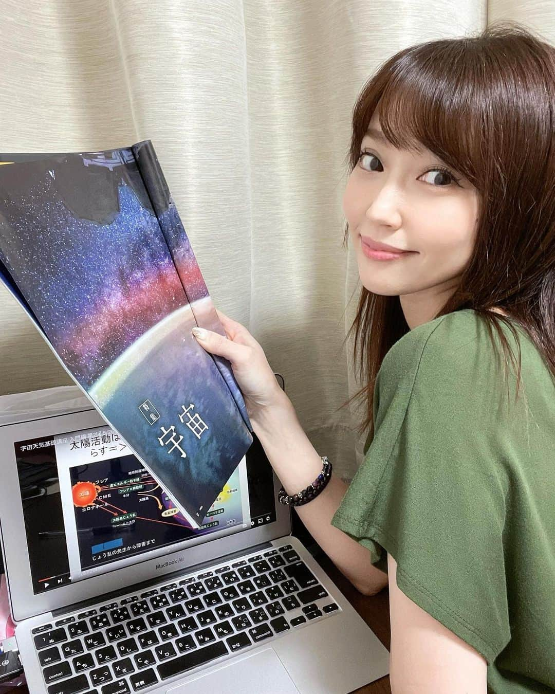 中川祐子のインスタグラム：「宇宙天気予報講座✨🪐 受講中！ . まだまだ謎は多いけど、 奥深い宇宙天気の世界✨ . みんな宇宙天気予報を見るのが 当たり前になる日も そんなに遠くないかも！ . 未来のために、 今の子供達にもわかりやすく 伝えられるようになりたいって 勉強するほどに強く思う！ . 環境授業にも いつか取り入れてみたい‼️☺️ . 頑張るぞー💪 . #宇宙天気 #宇宙天気予報 #オンライン講座 #基礎講座 #太陽フレア #宇宙空間 #太陽の謎 #身近になってきた  #宇宙天気予報士 #京都大学 #花山天文台 #環境教育 #未来のために #勉強中」