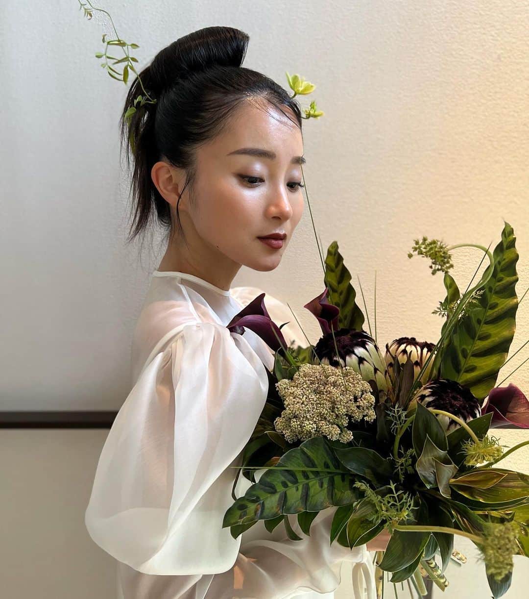服部由紀子のインスタグラム：「また可愛いのできた。  集中して、集中して、 頭ルフ回転。  ぴょんぴょん動きのある可愛い葉っぱちゃんたち。  よくぞ、可愛く咲いてくれました。  いいスタイリングが出来上がったときの、あっと驚くみなさんの顔と声を聞くのが好き。  あ…。  よかった、喜んでくれて。  それが素直な心の声。  自分が作るヘアが誰かのヒントになって、 それを取り入れたり、また新しく流行ってくれますように♪  ーーーーーーーーーーーーーーーーーー  #プレ花嫁#東京花嫁#前撮り#ホテルウェディング#出張ヘアメイク#和装ヘア#ヘアメイク#白無垢ヘア#ホテルウェディング#ウェディングブーケ#ウェディングブーケ#ブーケ#東京前撮り#丸の内前撮り #大人ウェディング  #前撮りヘアメイク」
