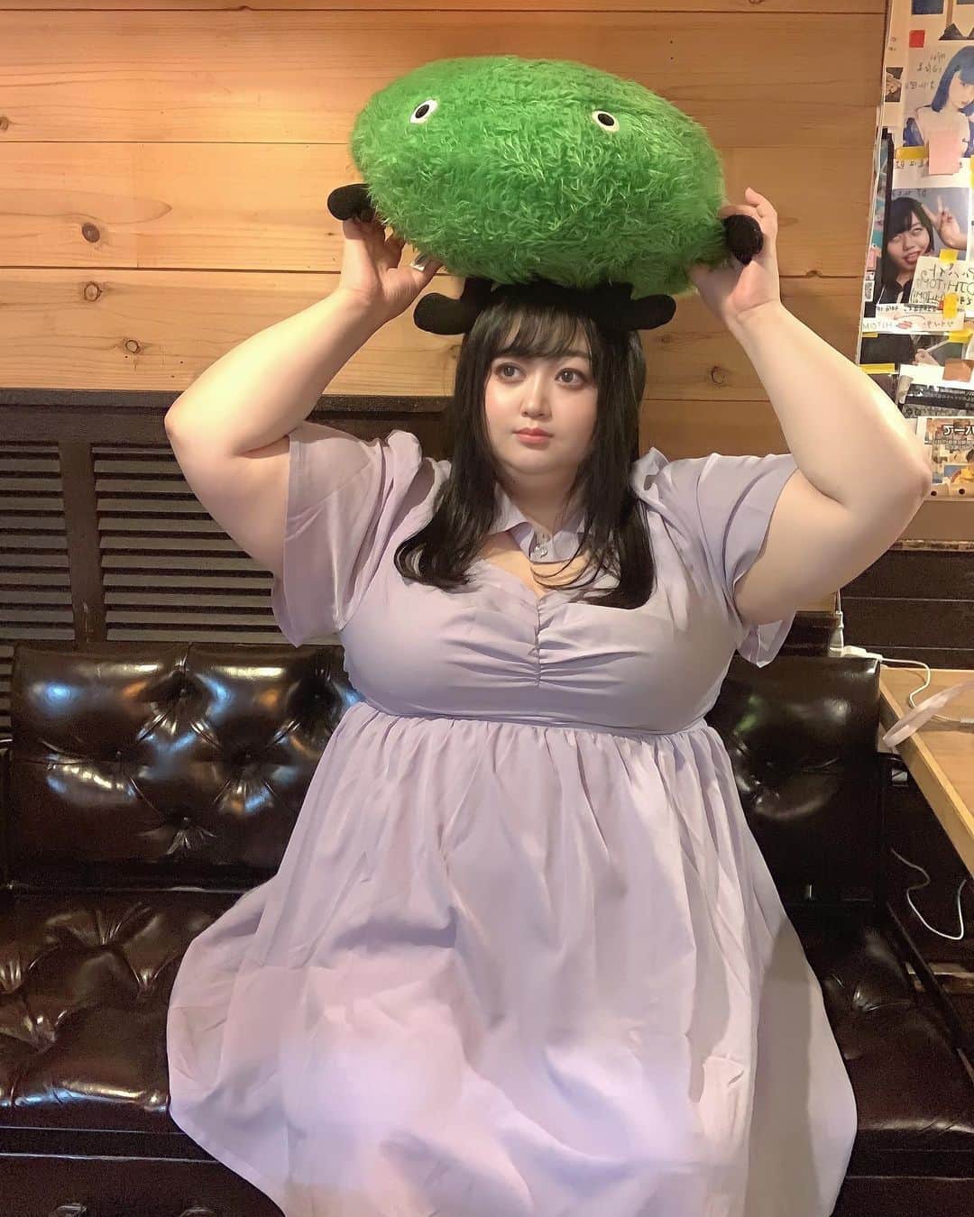 えみっくすのインスタグラム：「タベルノスキーの新作、めちゃくちゃお気に入り₍ᐢ.ˬ.ᐢ₎わたし最近さらにめちゃくちゃアゴに肉ついてしまって、過去のタベルノスキーのチョーカー風のデザインのものだいたい苦しかったりあご肉寄ってしまうようになってしまって悩んでたけど、これはゆとりあって着心地よくて好き💗胸元あざとさに、男子がめちゃくちゃ喜んでくれる(はず) . 画像は先週虚無僧BARの通常営業で店番したときのですが、男子がメロメロになってしまうようなこんなかわいいワンピース着てたのに、来客ゼロでした😇次はデートで着たいです( ߹꒳߹ ) . . H155/W108/B125/W105/H115  @taberunosky @xxangelsizexx  大好きダーリンワンピース パープル （ワンサイズ/3L-4L-5L相当)  👗 .｡ _________________________ ｡. 👗   　えみっくすの日々のコーディネートを ︎︎ 　　　▶️ #えみっくすコーデ ◀️  　　　でまとめています⸜(*⃙⃘'ᵕ'*⃙⃘)⸝⋆*   　コーデを参考にしてくれたらぜひ  　ハッシュタグをつけて投稿してね📷✨  👗 .｡ _________________________ ｡. 👗  #タベルノスキー #taberunosky #エンジェルサイズ #angelsize #ぽっちゃりコーデ #ぽっちゃり #ぽっちゃり女子 #ぽっちゃりファッション #ぽっちゃりモデル #ぽっちゃりさんと繋がりたい #ぽっちゃり大人女子 #ぽっちゃり女子と繋がりたい #chubby #プラスサイズ #plussize #plussizefashion #curvy #curvygirl #curvyfashion #curvystyle #棉花糖女孩 #厚片女孩 #ミスiD2022 #スーモ #suumo #みけぽ #ミケぽちゃ #ワンピースコーデ #黒髪ロング」