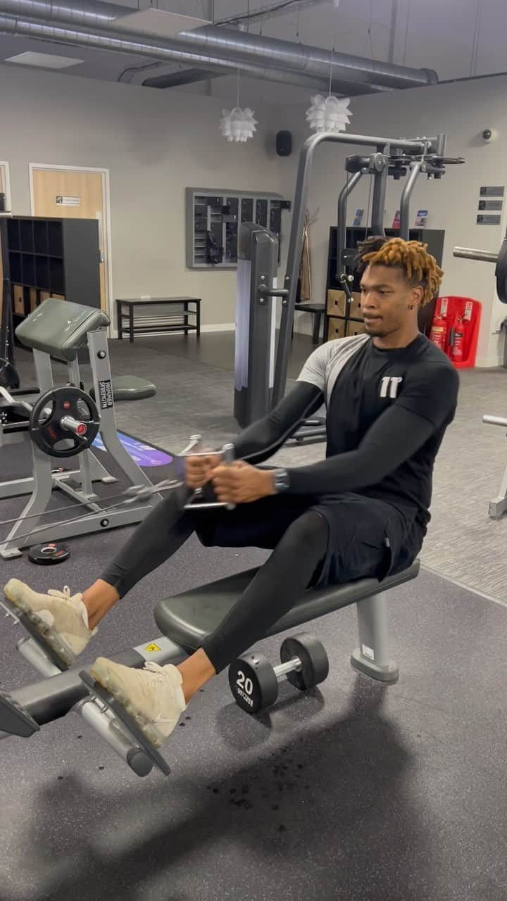 ジャマル・ブラックマンのインスタグラム：「Getting some work done In the gym 🙌🏾👊🏾💪🏾 #gym #gymlife #reels #sheffield #allblack #noteasy #tired」