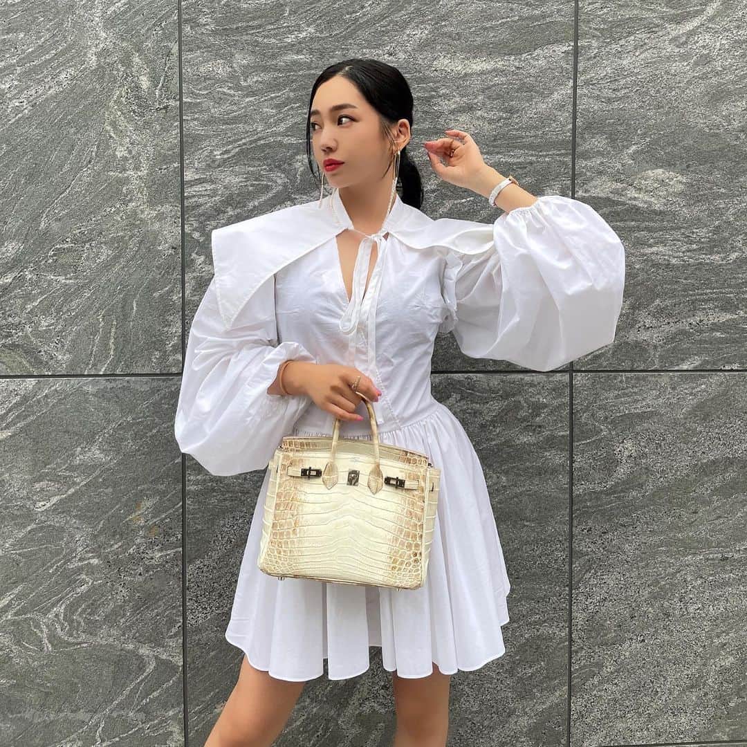 megbabyのインスタグラム：「今日かわいいから写真撮りましょう🤳ってオフィスから連れ出してくれたメグッドのみんな🥺 うそでも嬉しいw🥹  いつも寄り添って支えてくれるチームに毎日感謝です🥺  5時起きだったので寝落ちしそうで23:59まで起きていられなくてまたみんなに甘えてしまう私ですが🥺  ありがとう🤍」